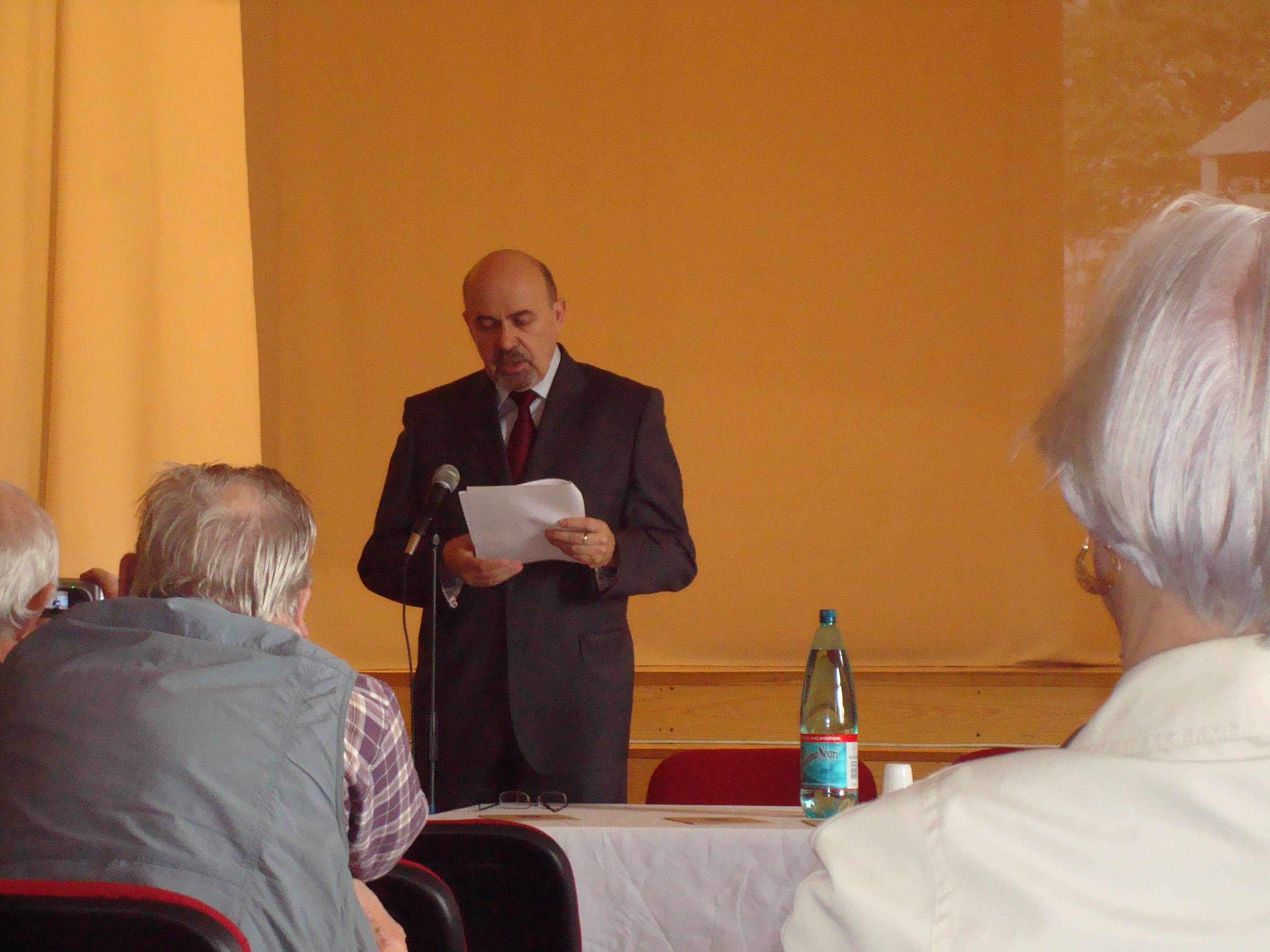 Markó Béla előadását tartja az Ady-konferencia első napján Nagykárolyban