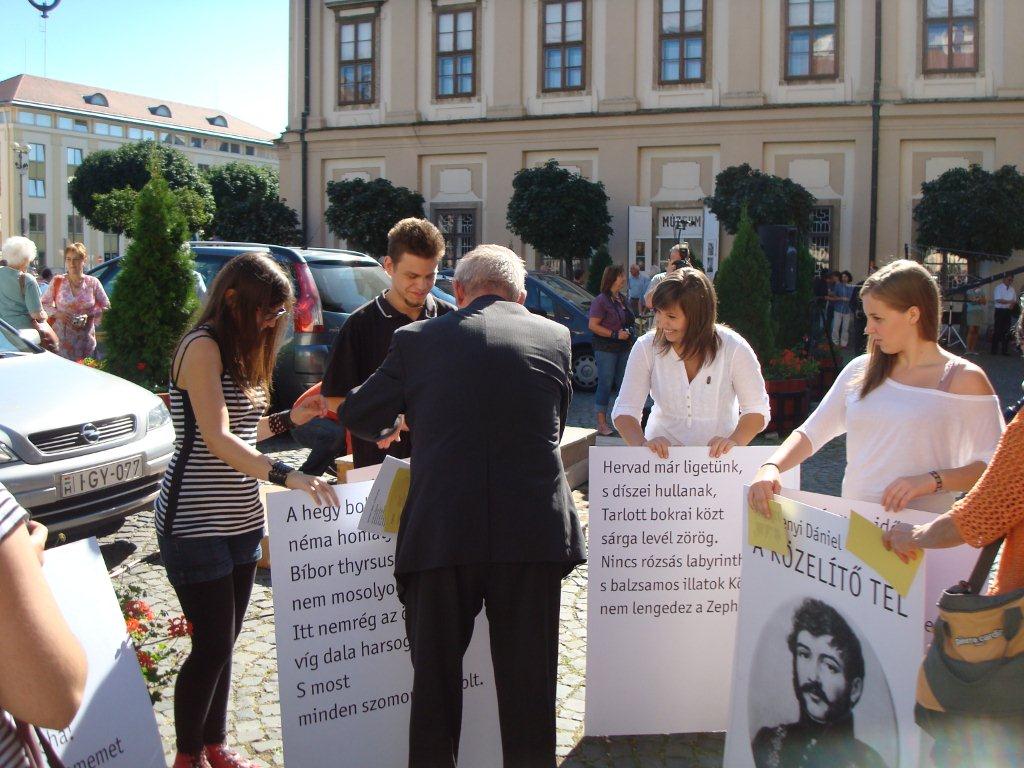 Jordán Tamás instruálja a Nagy Versmondás táblatartó diákjait